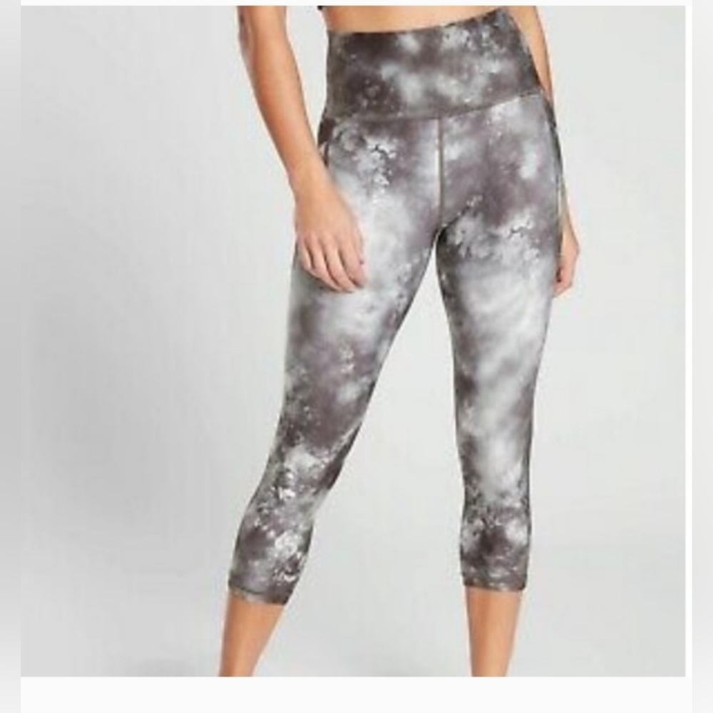 Athleta Salutation II capri Leggings Size Small
